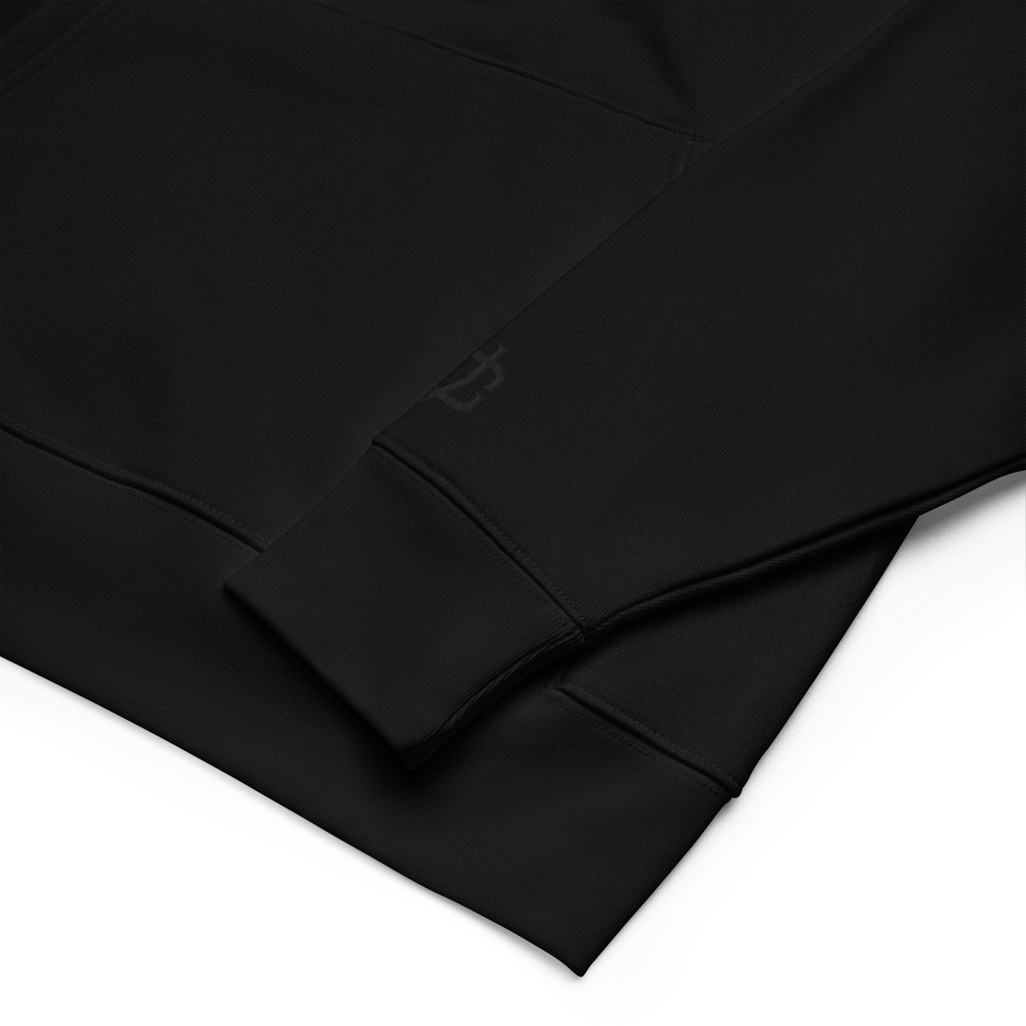 Detailaufnahme des gestickten Calvero Logos am Ärmel des Calvero® Hoodie Black Cross