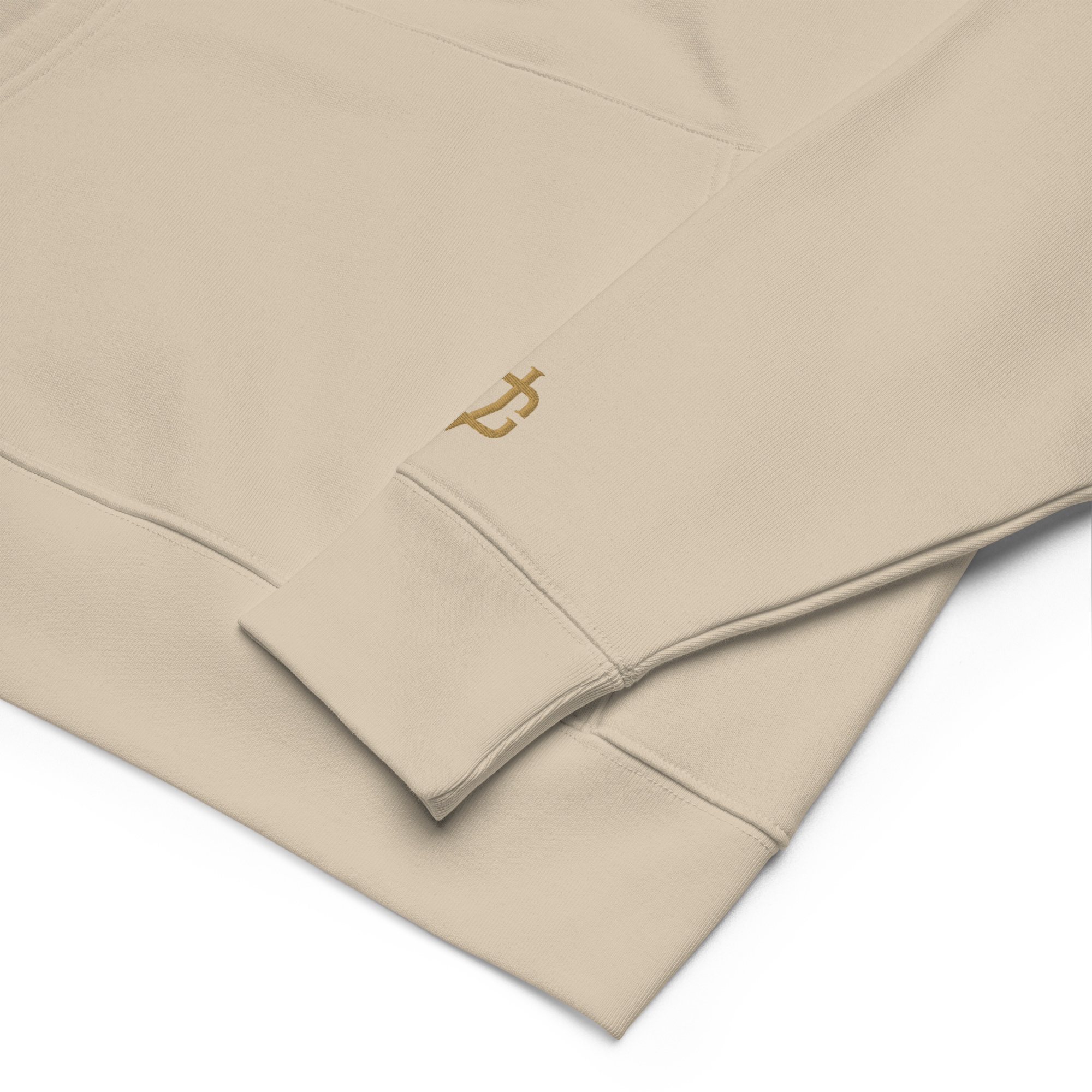 Detailaufnahme des gestickten Calvero Logos am Ärmel des Calvero® Hoodie Desert Dust Gold