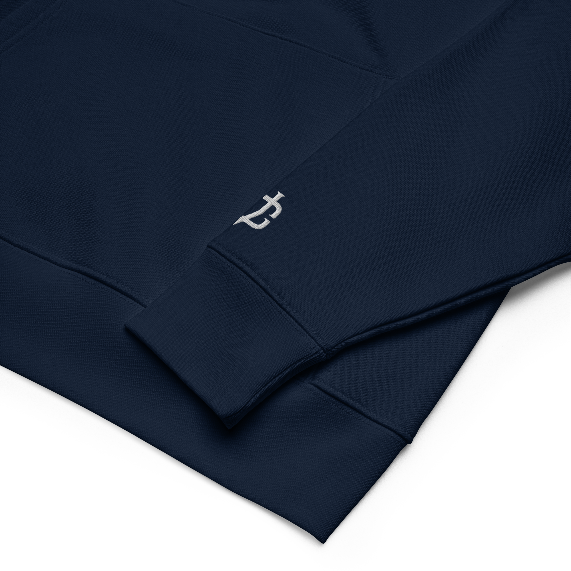 Detailaufnahme des gestickten Calvero-Logos am Ärmel des Calvero® Hoodie French Navy Line