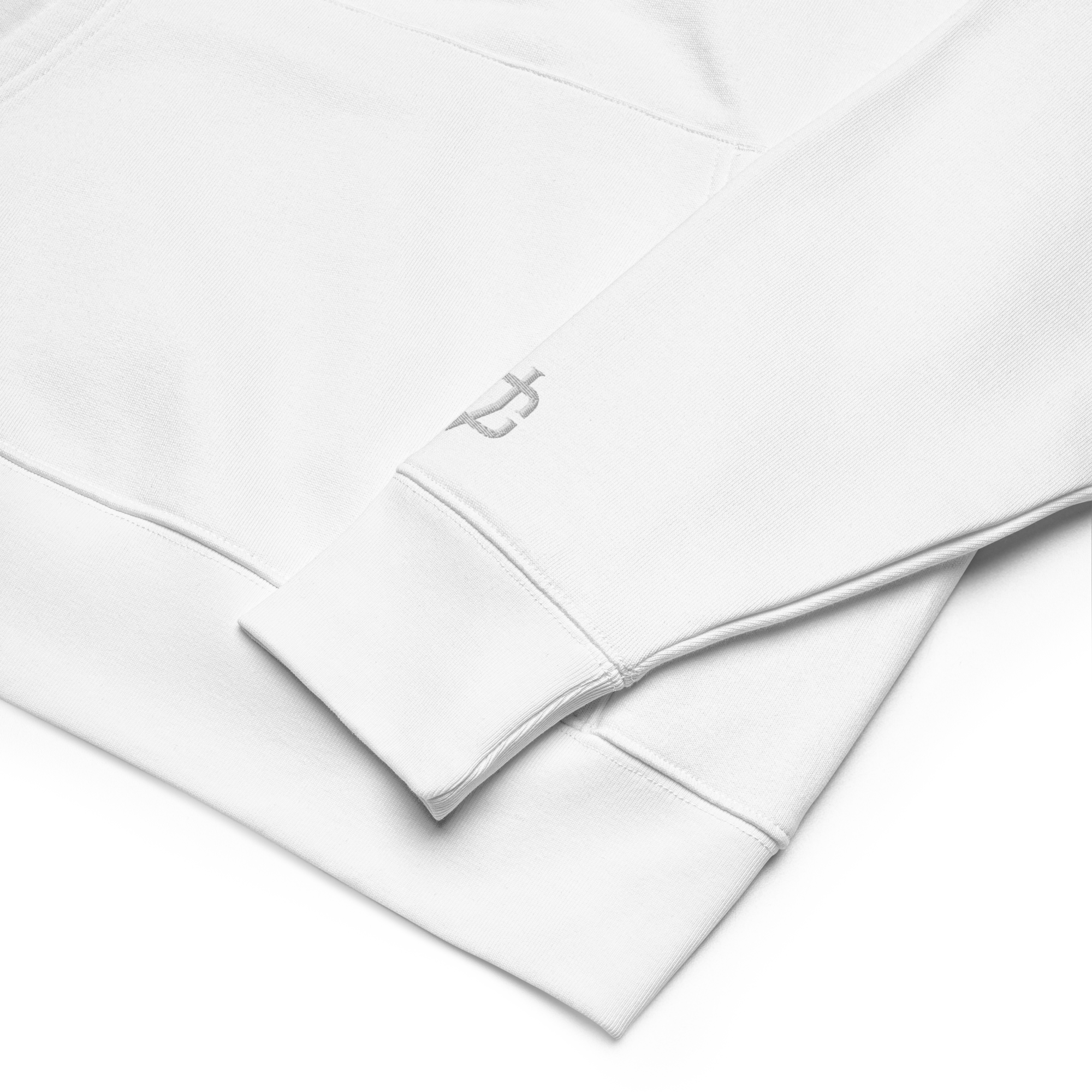 Detailaufnahme des Calvero® Hoodies mit weißer Ton-in-Ton-Stickerei und hochwertiger Baumwollstruktur