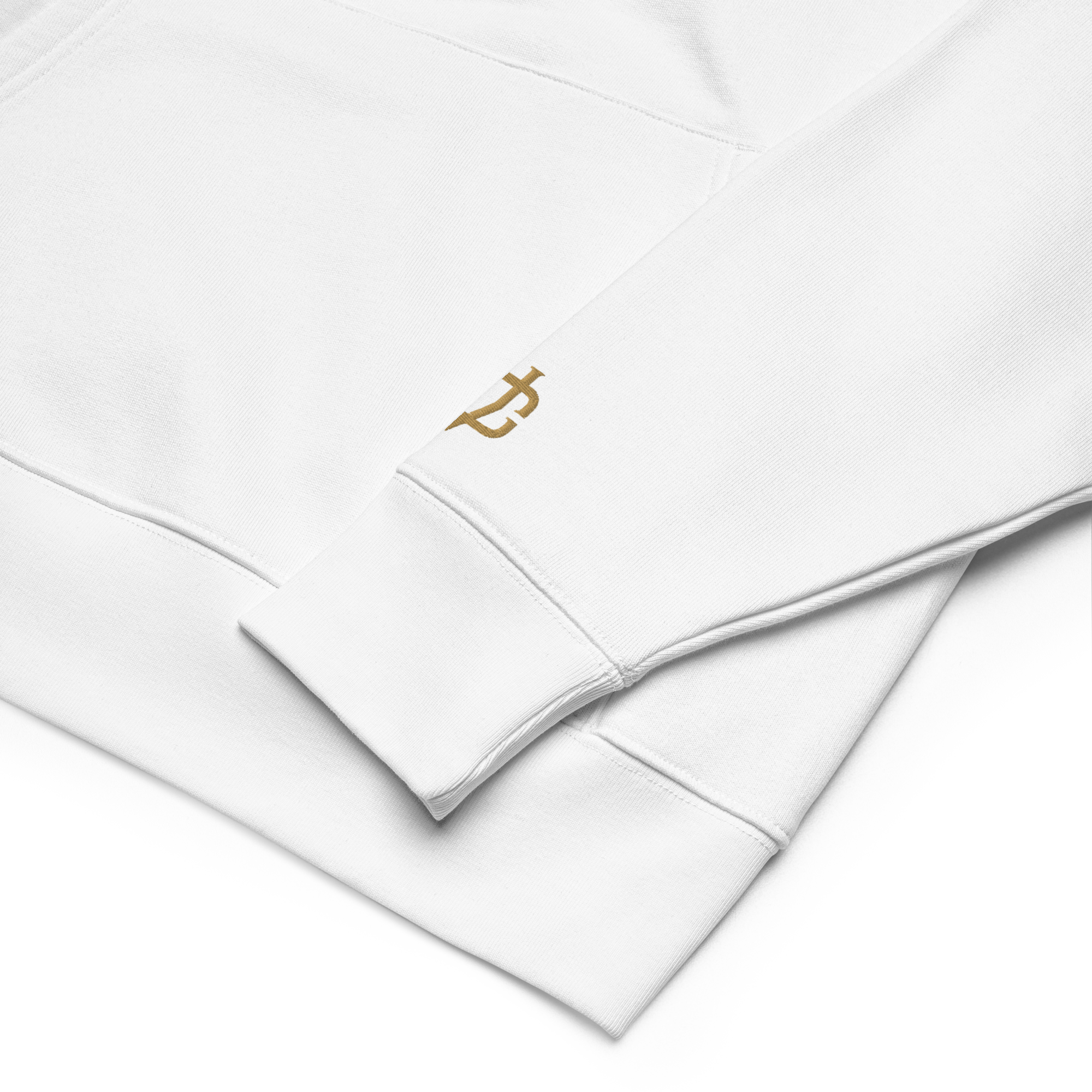 Detailansicht der goldenen Calvero® Stickerei auf weißem Hoodie aus Bio-Baumwolle