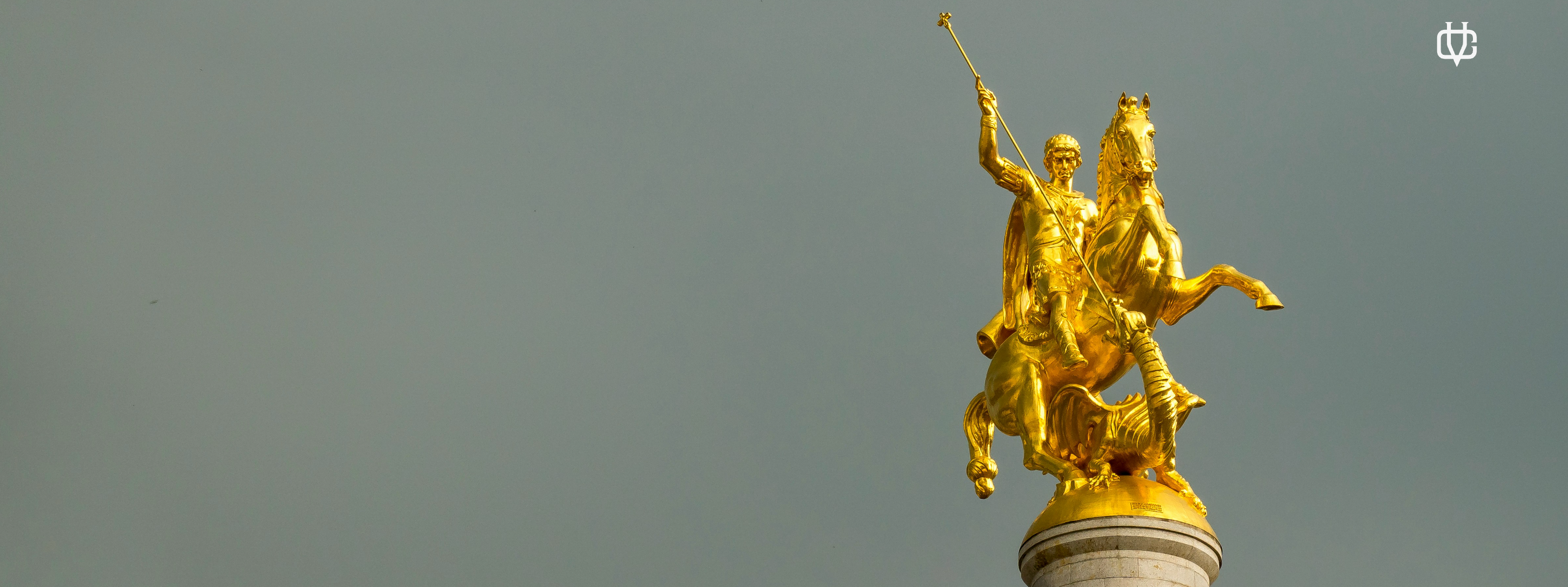 Goldene Reiterstatue als Symbol für Stärke und Eleganz, verwendet in der Calvero® Slideshow zur Präsentation luxuriöser Essentials.